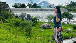 Ini Air Terjun Cantik dengan Latar Belakang Gunung Merapi