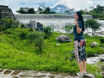 Ini Air Terjun Cantik dengan Latar Belakang Gunung Merapi