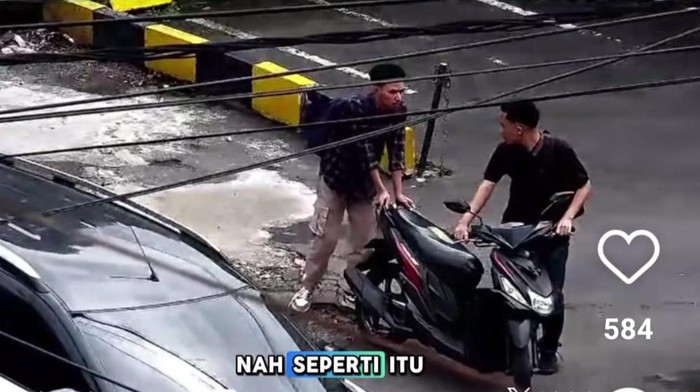 Video viral CCTV di Simpang Kelud Kota Malang saat 2 pria tanpa helm ditegur petugas Dishub.