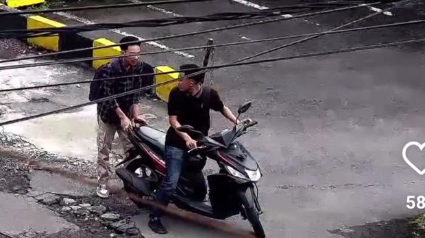 Video viral CCTV di Simpang Kelud Kota Malang saat 2 pria tanpa helm ditegur petugas Dishub.