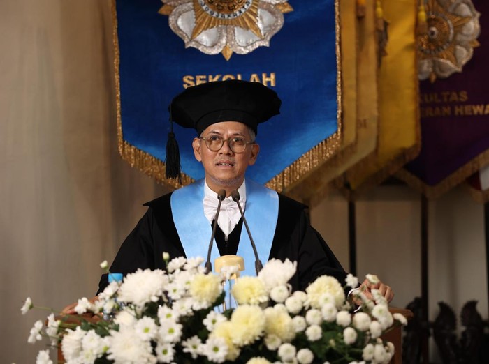Wakil Menteri Keuangan Prof. Dr. Anggito Abimanyu, M.Sc. saat menyampaikan pidato pengukuhan sebagai Guru Besar Bidang Ekonomi Sekolah Vokasi Universitas Gadjah Mada (UGM) di Balai Senat UGM, Sleman, DIY, Selasa (4/2/2025).