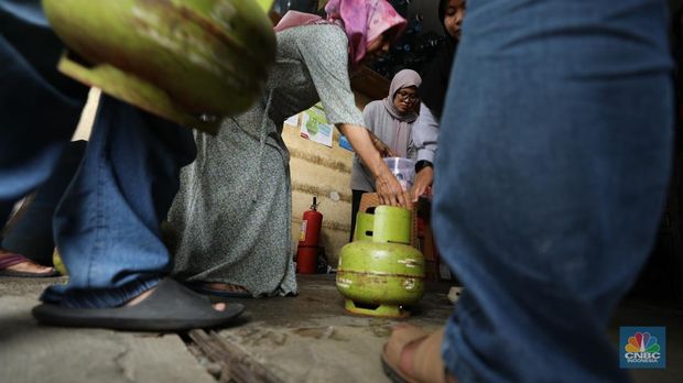 Warga antre untuk membeli gas LPG 3 kg di salah satu pangkalan, Depok, Jawa Barat, Selasa (4/2/2025). (CNBC Indonesia/Tri Susilo)