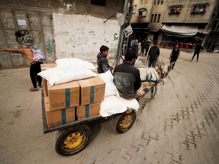 Warga Gaza Antre Beli Roti Saat Gencatan Senjata Palestinians transport aid supplies on an animal-drawn cart, amid a ceasefire between Hamas and Israel, in Gaza City, February 3, 2025. REUTERS/Dawoud Abu Alkas