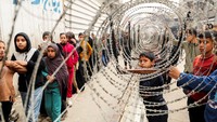 Warga Palestina berkumpul untuk membeli roti dari toko roti, di tengah gencatan senjata antara Hamas dan Israel, di Kota Gaza, 3 Februari 2025. 