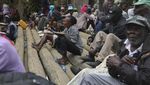 Warga Haiti Korban Geng Kriminal Antre Makan