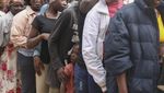 Warga Haiti Korban Geng Kriminal Antre Makan
