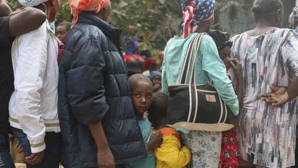 Warga Haiti Korban Geng Kriminal Antre Makan