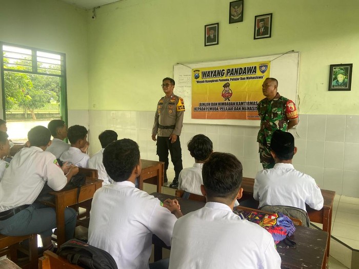 Wayang Pandawa Polsek Krembung Datangi Sekolah