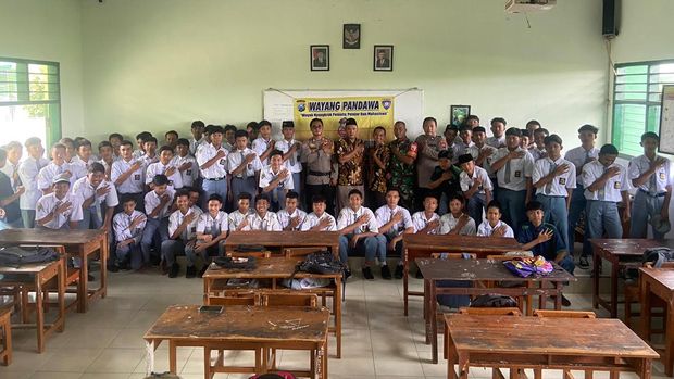 Wayang Pandawa Polsek Krembung Datangi Sekolah