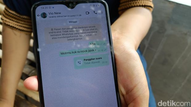 Wiwik menunjukkan chatnya ke Watiyem yang tewas dilinggis suaminya Agus, Selasa (4/2/2025).