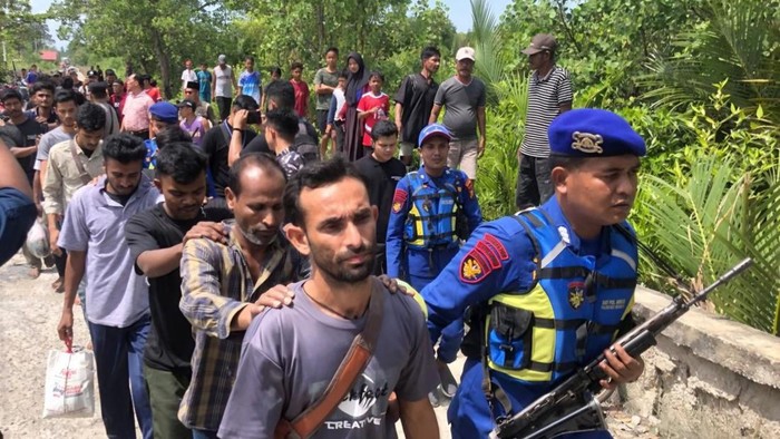 20 WNA saat dibawa petugas Satuan Polairud Polres Kepulauan Meranti (Dok Polres)