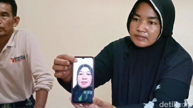 Adik korban menunjukkan foto Tri Lestari yang tewas terlindas truk saat cari tabung gas 3 kg. Foto diunggah Rabu (5/2/2025).