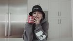 Gaya Kece Agnez Mo Makan di Resto hingga BBQ di Rumah