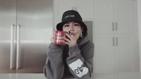 Harinya seolah belum dimulai tanpa segelas kopi. Di rumahnya di Amerika Serikat, ia berpose pada dapurnya yang elegan sambil memegang minuman hangat tersebut. Foto: Instagram/agnezmo