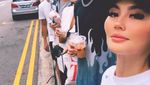 Gaya Kece Agnez Mo Makan di Resto hingga BBQ di Rumah