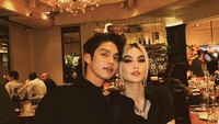 Agnez Mo akrab dengan selebriti internasional. Saat mendatangi jamuan makan malam saja, ia tampak lengket dengan Bright, aktor asal Thailand. Foto: Instagram/agnezmo