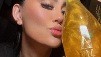 Selain berkiprah pada musik, Agnez Mo juga melebarkan sayap dalam industri kuliner. Ada bar yang didirikannya dengan racikan minuman alkohol cantik buatannya. Foto: Instagram/agnezmo