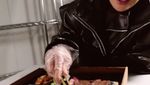 Gaya Kece Agnez Mo Makan di Resto hingga BBQ di Rumah