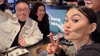Gaya Kece Agnez Mo Makan di Resto hingga BBQ di Rumah