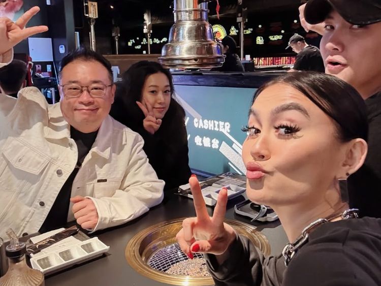 Gaya Kece Agnez Mo Makan di Resto hingga BBQ di Rumah