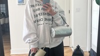 Sebagai seorang penyanyi, Agnez Mo tak pernah melupakan pentingnya hidrasi. Ke mana pun pergi ia kerap membawa tumbler berisi air minum jika sewaktu-waktu merasa haus. Foto: Instagram/agnezmo