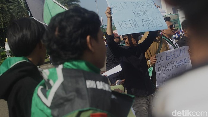 Aksi 78 Tahun HMI di Patung Kuda Jakarta Sejumlah aktivis mahasiswa yang tergabung dalam HMI Cabang Ciputat menggelar aksi damai di kawasan Patung Kuda, Jl Medan Merdeka Selatan, Jakarta, Rabu (5/2/2025).