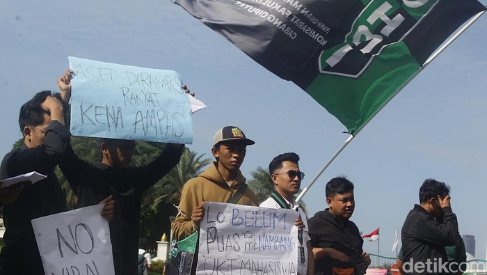 Aksi 78 Tahun HMI di Patung Kuda Jakarta Sejumlah aktivis mahasiswa yang tergabung dalam HMI Cabang Ciputat menggelar aksi damai di kawasan Patung Kuda, Jl Medan Merdeka Selatan, Jakarta, Rabu (5/2/2025).
