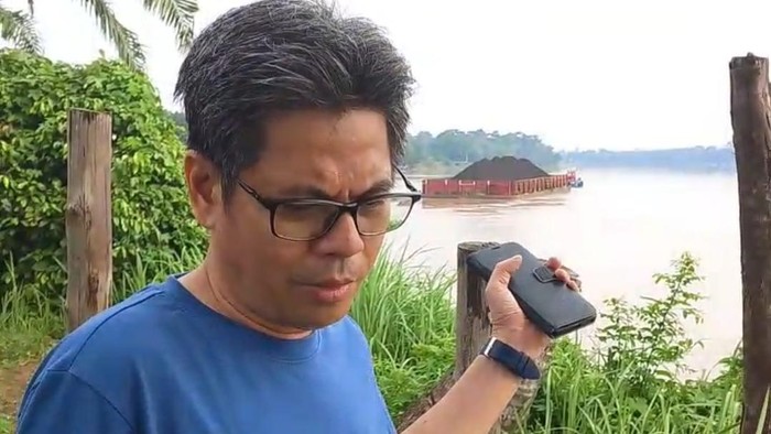 Anggota DPRD Jambi, Ansori Hasan menemukan angkutan batu bara melintas di Sungai Batanghari padahal jalurnya sudah dinonaktifkan sementara oleh Pemprov Jambi. Dewan dari Fraksi PAN itu berang pada pengusaha batubara yang tak taat aturan.