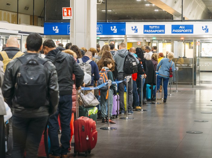Antrean imigrasi di Bandara Milan Malpensa, Italia.