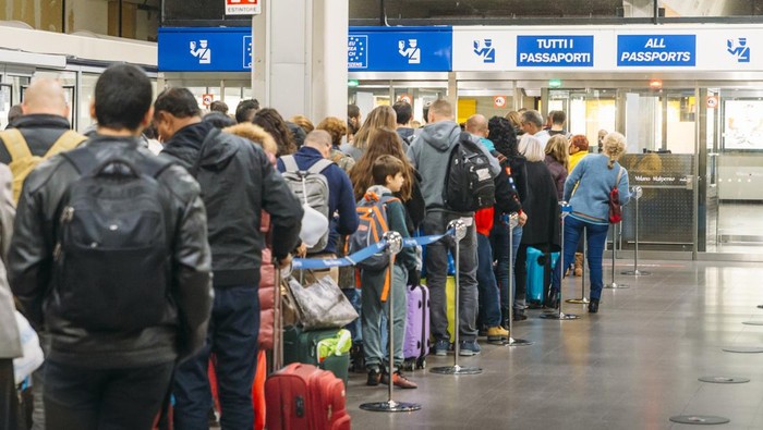 Antrean imigrasi di Bandara Milan Malpensa, Italia.