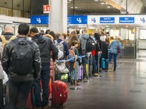 Lonjakan Wisatawan Bikin Bandara di Madrid Kacau Balau