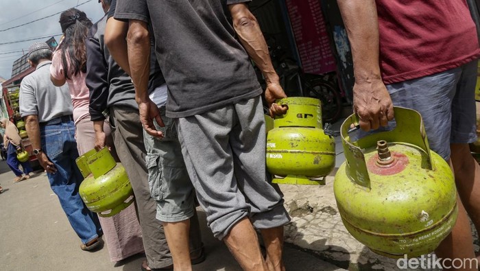 Polemik LPG 3 kg atau gas melon membuat pangkalan LPG diserbu warga. Presiden Prabowo Subianto sampai turun tangan menyelesaikan masalah ini.