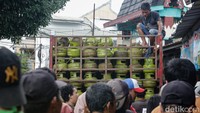 Menurut Menteri ESDM Bahlil, Prabowo sampai menelepon dirinya dua kali dan memberikan arahan terkait LPG 3 kg. Salah satunya menyangkut distribusi gas melon yang harus tepat sasaran dan dengan harga yang harus terjangkau. Sebagai informasi, subsidi LPG 3 kg per tahun mencapai Rp 87 triliun. 
