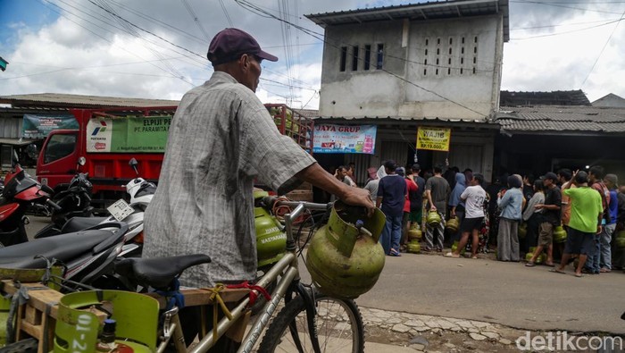 Antrean LPG Masih Terjadi di Jakarta Polemik LPG 3 kg atau gas melon membuat pangkalan LPG diserbu warga. Presiden Prabowo Subianto sampai turun tangan menyelesaikan masalah ini.