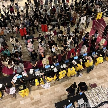 Antrean Penggemar SEVENTEEN di Lotte Mall Jakarta.