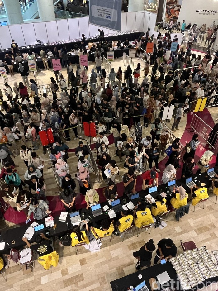 Antrean Penggemar SEVENTEEN di Lotte Mall Jakarta Antrean Penggemar SEVENTEEN di Lotte Mall Jakarta.