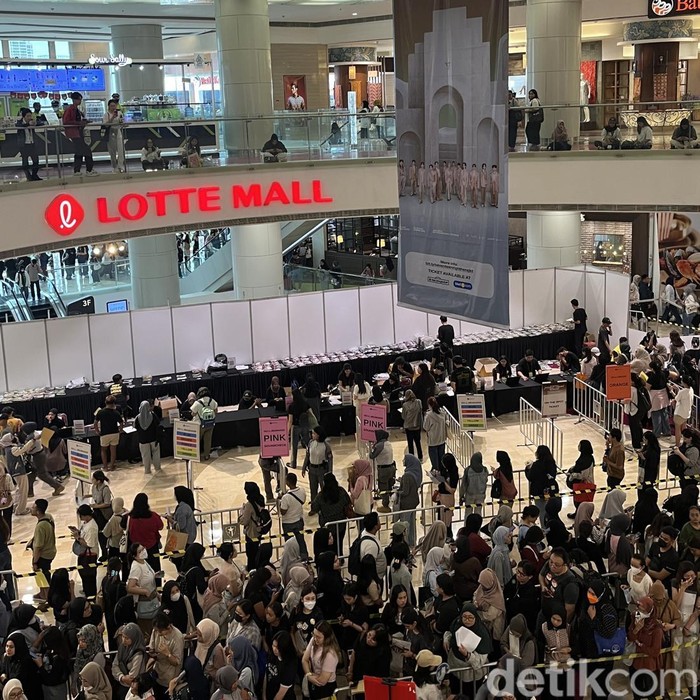 Antrean Penggemar SEVENTEEN di Lotte Mall Jakarta.