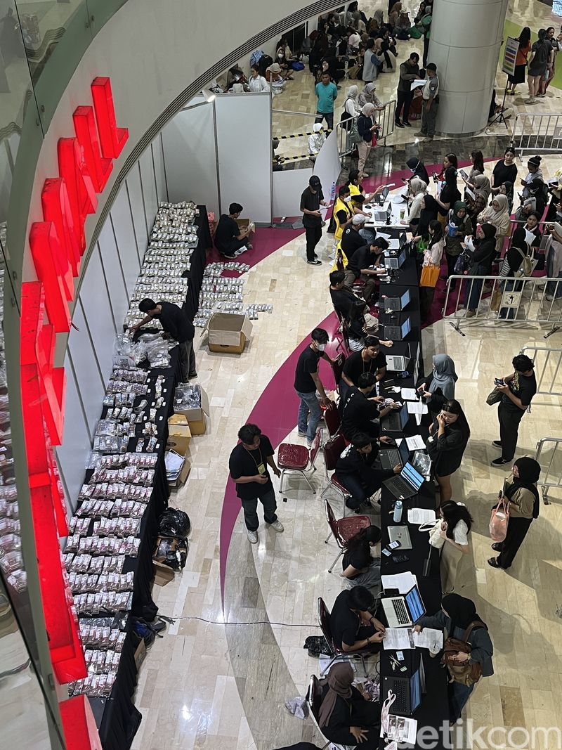 Antrean Penggemar SEVENTEEN di Lotte Mall Jakarta.