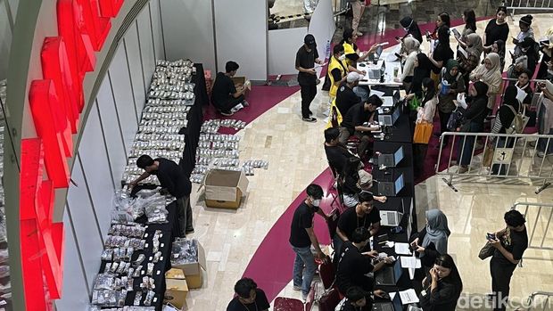 Antrean Penggemar SEVENTEEN di Lotte Mall Jakarta.