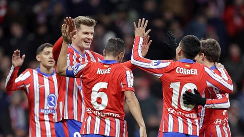 MADRID, SPAIN - FEBRUARY 4: Alexander Sorloth of Atletico Madrid celebrates 5-0 with Koke of Atletico Madrid, Angel Correa of Atletico Madrid, Rodrigo Riquelme of Atletico Madrid  during the Spanish Copa del Rey  match between Atletico Madrid v Getafe at the Estadio Civitas Metropolitano on February 4, 2025 in Madrid Spain (Photo by Maria Gracia Jimenez/Soccrates/Getty Images)