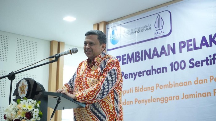 Babe Haikal dalam acara penyerahan sertifikat halal secara simbolis kepada pelaku usaha di Gedung Laboratorium Penelitian dan Pengujian Terpadu (LPPT), Universitas Gadjah Mada (UGM) Yogyakarta, Selasa (4/2/2025).
