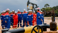 Menteri Bahlil melihat langsung area operasi di lapangan Duri.   