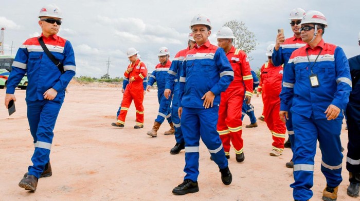 Bahlil Kunjungi Pertamina Hulu Rokan di Riau Menteri ESDM Bahlil Lahadalia melakukan kunjungan ke PT Pertamina Hulu Rokan, Riau. Kunjungan itu dalam rangka untuk meningkatkan produksi.
