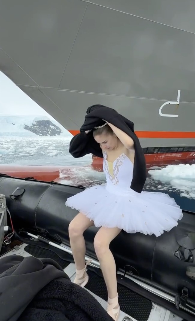 “Better than AI,” tulis balerina 27 tahun itu di video tambahan yang memperlihatkan proses di balik layar pengambilan gambar dirinya menari. Memang sudah menjadi impian Victoria untuk menari di sebuah lokasi yang berkondisi ekstrem. (Foto: Instagram/@victoriadauberville)