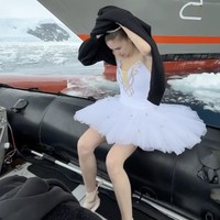 “Better than AI,” tulis balerina 27 tahun itu di video tambahan yang memperlihatkan proses di balik layar pengambilan gambar dirinya menari. Memang sudah menjadi impian Victoria untuk menari di sebuah lokasi yang berkondisi ekstrem. (Foto: Instagram/@victoriadauberville)