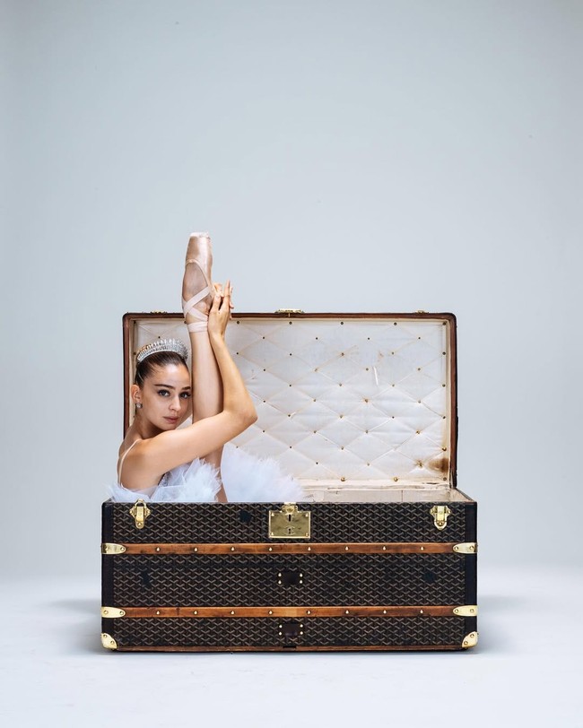 Sejumlah rumah mode juga menggandengnya untuk membintangi kampanye mereka. Mulai dari Gucci, Louboutin, hingga Goyard. 9Foto: Instagram/@victoriadauberville)