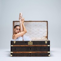 Sejumlah rumah mode juga menggandengnya untuk membintangi kampanye mereka. Mulai dari Gucci, Louboutin, hingga Goyard. 9Foto: Instagram/@victoriadauberville)