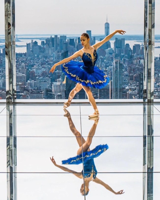 Victoria memulai karirnya di dunia balet dengan menempuh pendidikan di sekolah nasional Opéra de Paris dan Conservatoire National de Musique et de Danse de Paris. Setelah lulus, ia bergabung dengan berbagai perusahaan balet ternama, termasuk Opéra de Bordeaux, Royal Ballet of Flanders, Les Ballets de Monte-Carlo, Opéra de Madrid, dan akhirnya Opéra de Kiev. (Foto: Instagram/@victoriadauberville)