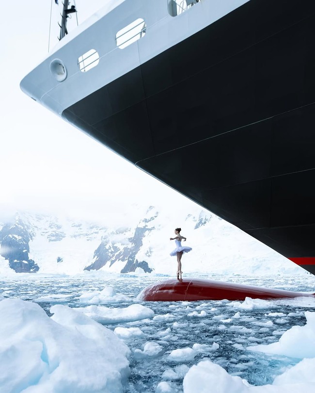 Video Victoria Dauberville berujung viral lantaran menampilkan sang balerina beraksi di bagian bak kapal pesiar yang berada di bagian bawah haluan yang membelah ombak. Lokasinya cukup ekstrem, yaitu laut di benua Antartika yang penuh bongkahan es. (Foto: Instagram/@victoriadauberville)