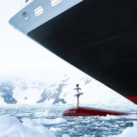 Video Victoria Dauberville berujung viral lantaran menampilkan sang balerina beraksi di bagian bak kapal pesiar yang berada di bagian bawah haluan yang membelah ombak. Lokasinya cukup ekstrem, yaitu laut di benua Antartika yang penuh bongkahan es. (Foto: Instagram/@victoriadauberville)
